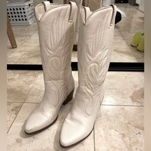 Super Cute on trend white cowboy cowgirl boots! 🤠